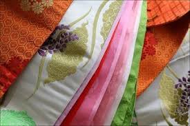 during the heian period 794 1192 the subtle matching of different colored robes was considered a great skill an expression of artistic sensib 日本の着物 装束 日本の色