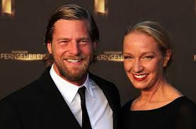 He is best known for his performance as michael 'mick' brisgau in the tv series der letzte bulle (the last cop). File Deutscher Fernsehpreis 2012 Henning Baum Jpg Wikimedia Commons