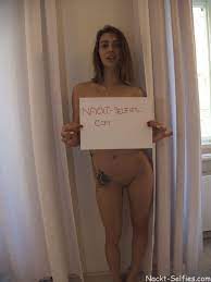 Geile Nackt Selfies von Anna-Lena (18) Mädchen flach und eng