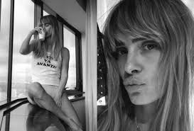 Carolina Dieckmmann abre álbum de fotos de calcinha e regata e encanta fãs: 'Meu essepê'