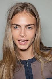 carla delevingne carla delevingne dunkelblonde haare trendfrisuren mittelscheitel