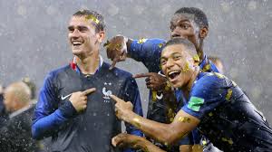 Certains apprécieront d'arborer le maillot nike france 2014, celui de la coupe du monde au brésil, très élégant avec son dessin bleu nuit et son col blanc à boutons. Le Vrai Du Faux Oui Il Est Possible De Reconnaitre Un Vrai Maillot Deux Etoiles De L Equipe De France