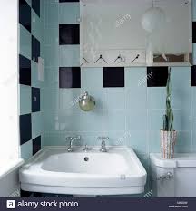 Blasse Turkise Und Schwarze Fliesen An Wand Uber Dem Waschbecken Im 50er Jahre Stil Badezimmer Stockfotografie Alamy