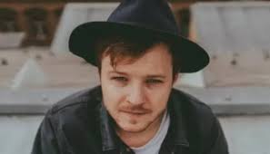 Český spevák Thom Artway prejavuje piesňou Anděl poctu Karlovi Krylovi aj  30. výročiu sametovej revolúcie