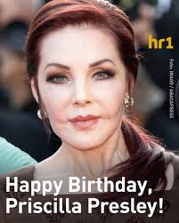 Priscilla Presley feiert ihren 80. Geburtstag. Presley, damals noch  Priscilla Beaulieu, lernte 1959 mit 14 Jahren in Bad Nauheim den dort  stationierten zehn Jahre älteren Elvis Presley kennen. Ihre Hochzeit fand am