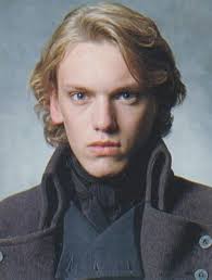 Harry potter ve ölüm yadigârları'nın film uyarlamasında genç gellert grindelwald'u i̇ngiliz aktör jamie campbell bower oynarken michael byrne karakterin yaşlı halini canlandırmıştır. Why Grindelwald Is Stronger And Better Than Voldemort Harry Potter Amino