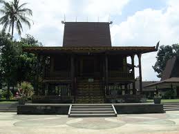 Demikian artikel mengenai salah satu rumah adat di indonesia yang memiliki arsitektur unik. Bubungan Tinggi Kalimantan Selatan