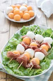 Spiedini di melone con mozzarella e prosciutto crudo un antipasto perfetto per ogni occasione ma anche un secondo piatto leggero ideale per tutta la famiglia nel periodo estivo quando il caldo inizia a diventare insopportabile e l'idea di mettersi ai fornelli o, peggio ancora accendere il forno, ci terrorizza. Spiedini Di Prosciutto E Melone Spiedini Freddi Estivi Spiedini Di Mozzarella E Prosciutto Spiedini Idee Alimentari Ricette Prosciutto E Melone