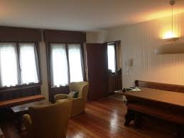 Soggiorno con caminetto, cucinotto, 1 camera matrimoniale, 2 camere doppie, bagno con finestra. Appartamenti In Vendita A Primiero San Martino Di Castrozza Bocasa