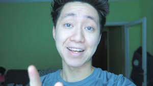 Un Vlogger Ar Putea Să Facă Inchisoare Pentru Că A Hrănit Un Cersetor Roman Cu Pastă De Dinţi