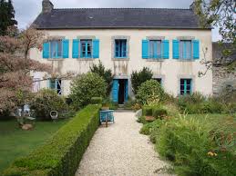 On Constate Des Traces Sur La Facade De Cette Maison Pensez A Technitoit Pour La Renover Belle Maison Les Plus Belles Maisons Le Manoir