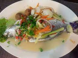 Daging ikan siakap yang sangat lembut jika dimasak menjadikan ikan ini sangat favorit dikalangan ramai. Resepi Siakap Stim Limau Ala Thai Sedap Dan Juicy Iluminasi