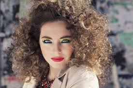 Coiffure année 70 coiffure annee 90 coiffure dame tendances coiffures coupe de cheveux cheveux coiffure coiffures populaires coiffure grunge. 1001 Idees De Maquillage Annees 80 Pour Halloween
