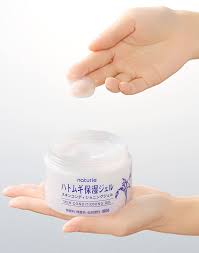 Its refreshingly lightweight formula forms a microgel layer on the skin that deeply replenishes. Naturie Hatomugi Skin Conditioning Gel Hakataten