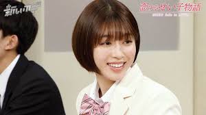 アイドル・女子アナ画像☆吟じます 白石聖、黒色パンチラ！制服のミニスカが捲くれ上がり股間が丸見え