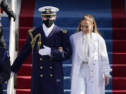 Jennifer lopez slips 'let's get loud' into her biden. Jennifer Lopez Tragt Den Hosen Trend 2021 Jolie De