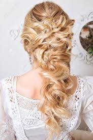 Diese art von frisuren kann sowohl für lockiges gewelltes als auch für glattes haar geeignet sein. Schonheit Hochzeit Frisur Braut Blondes Madchen Mit Dem Lockigen Haar Styling Lizenzfreie Fotos Bilder Und Stock Fotografie Image 75823892