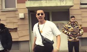 Bürgerlich volkan yaman) ist ein deutscher rapper und sänger mit türkischen wurzeln. Musikvideo Apache 207 Famous