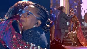 Mãe de Iza fala de emoção por tocar ao lado da filha e brinca sobre qual o  próximo show da dupla