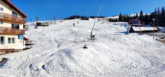 A resort famous for being the place where you can see the most beautiful sunsets. SambÄtÄ Se Deschide Prima Partie Din Romania La Straja Se Va Putea Schia In Mini VacanÈa De 1 Decembrie Ski Magazine