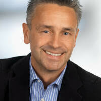 Fachhochschule des bfi Wien GesmbH: Thermoplakat gewinnt Trojan Award 2014  der Fachhochschule des bfi Wien. Bild: Helmut Holzinger (Geschäftsführer  der FH des bfi Wien), Andrea Prantl und Peter Ambros (St. Anna  Kinderkrebsforschung),