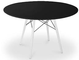 Cette Table A Manger Ronde Proposee Avec Un Plateau En Bois Noir Et Des Pieds De Couleur Blanc De La Collectio Table A Manger Ronde Table A Manger Plateau Bois