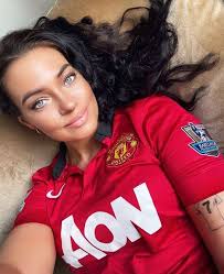 Stunning topless model and Man Utd fan reveals awkward lift encounter with  Pickford and other Everton stars
