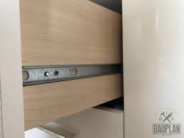 Die schublade ist so aufgebaut, dass sie seitlich zwei durchgehende nuten besitzt, in denen kugelrollauszüge eingepasst werden. Welcher Auszug Ist Der Richtige Schublade Selber Bauen Diy Bauplan