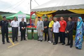 Perhaps the hotel can set an arrangement with the majlis daerah to allocate several parking spots for their guests. Md Tanah Merah On Twitter Majlis Penyerahan 52 Unit Tong Sisa Mudah Alih Kepada Majlis Daerah Tanah Merah Telah Diadakan Pada 4 Ogos 2015 Http T Co W9p0rqgayx