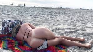 MILF in bikini didnt mind being fucked anally on a public beach