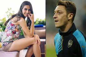 Bu olay sonrası mesut özil'in alman şarkıcı sevgilisi mandy capristo, yıldız futbolcuyu instagram'da takipten çıkardı. Mesut Ozil Den Amine Gulse Ye Ask Calimi