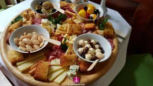 Viele traditionelle italienische antipasti als vorgeschmack eines mittags bzw. Perfekte Antipasti Vorspeisen Kaseplatte Deli Berlin Kochideen Rezepte