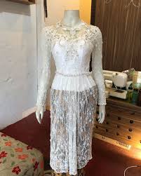 Kebaya asimetris anne avantie dengan desain terbaru via kumpulanmodelkebayamodern.blogspot.com. Pin Di Kebaya