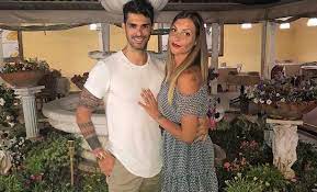 Nel frattempo tu continua a sorridere, non importa dove, quando e perché. Men And Women Story The Path Of Tara Gabrieletto And Cristian Gallella World Today News