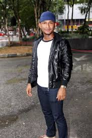 Bersama sejak dua menjak ini makin kerap ku diganggu visi bila celik, juga bila mimpi aku nampak kau, tapi bukan aku yang di sisi dia membelaimu dengan izin dan permisi. Black Tidak Serik Bekerjasama Dengan Malique Hiburan Mstar
