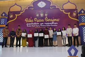 Ibu bapa pelajar juga menyertai majlis ini bagi memeriahkan majlis dan memberi dorongan kepada pelajar. Banner Buka Puasa Bersama Anak Yatim Gambar Spanduk