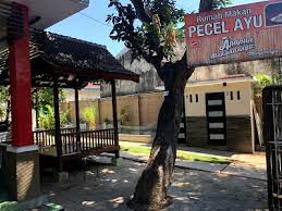 Namun sekarang kuliner ini sudah banyak yang menjual karena rasanya yang enak dan sangat di gemari. Pecel Ayu Restauran Kabupaten Banyuwangi East Java