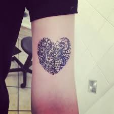 The henna patterns emphasized the tanned skin that looks classy. Lace Tattoo 68 Parryz Com