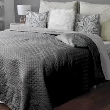 Ein schnitt führt vom korridor ins schlafzimmer, in dem ein transistorradio neben einem bett mit glattgestrichener tagesdecke steht. Tagesdecke Bett Sofauberwurf Gesteppt Und Kaufland De