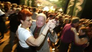 Les editions universelles posséde un des plus gros catalogues de musique de danse de salon comme valse, tango, paso doble, bolero, cha cha cha, samba, java, musette. Coronavirus Les Thes Dansants Restent Confines Dans La Sarthe