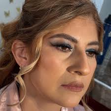 Maquillaje y peinado Social . . . Servicio a domicilio o en lugar  establecido Porque mereces sentirte la más consentida de la noche ✨ Peinado  By @br_brendaalonso_beautyroom