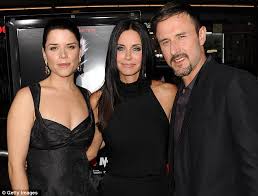Самые новые твиты от courteney cox (@courteneycox): Awkward Courteney Cox And Estranged Husband David Arquette Pose Together At Premiere Of Scream 4 Daily Mail Online