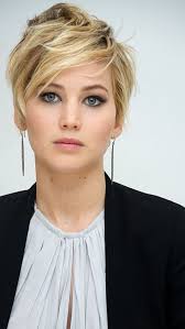 You can also keep it simple and elegant by keeping straight. 155 Short Haircuts For Round Faces With Tutorial