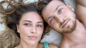 Sam is a drug addict that periodically visits sacred heart in an attempt to get prescribed meds. Sam Thompson Set For Made In Chelsea Return With Love Island S Zara Mcdermott Reality Tv Tellymix