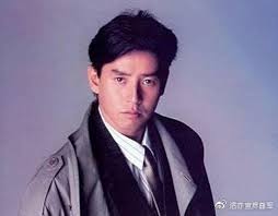 譚詠麟 ，mh （英語： alan tam wing lun ，1950年8月23日 － ），香港 男藝人、歌手兼演員，持有英國國民（海外）護照 ，為足球名宿譚江柏之子。 於1970年代組成溫拿樂團，擔任主唱，開始演藝生涯。 譚詠麟在樂壇曾奪取多項榮譽獎項。在1984年度無綫十大勁歌的季選歌曲40首中他一人獨佔10首。 1å¤«2å¦» åƒæ¥µäº†å®®é¬¥åŠ‡è­šè© éºŸæ£„40å¹´é«®å¦»é«˜èª¿å¯µæƒ…å©¦