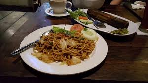 Bakmi goreng tidak kalah enak dengan bakmi kuah, anda dapat mencoba resep bakmi goreng salah satu diantaranya yang terkenal adalah bakmi jawa,bakmi jawa memiliki citarasa yang berbeda. Mie Goreng Jawa Picture Of The House Of Raminten Yogyakarta Region Tripadvisor