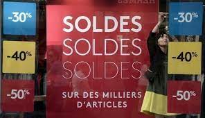 Pendant les périodes d'attente légales, la loi interdit d'annoncer des réductions de prix pour les secteurs de l'habillement, de la maroquinerie et de la chaussure. Soldes D Ete Peu D Affluence Pour Le Premier Jour Dans Un Contexte Sanitaire Particulier Actu