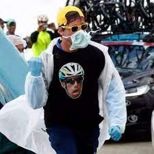 Eh bien, en réalité c'est sa femme qui lui a. Cycliste Masque Cyclistemasque Twitter