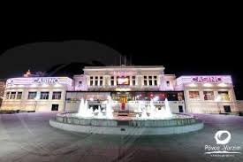 Imagine relaxing in a cushy plush pad, and then sauntering downstairs to win it big at the tables with the cash you saved on your stay. Casino Da Povoa Confirmado Rombo Brutal Nas Receitas