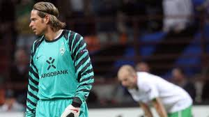 His current girlfriend or wife, his salary and his tattoos. Sechs Nummern Zu Klein Sport A Z
